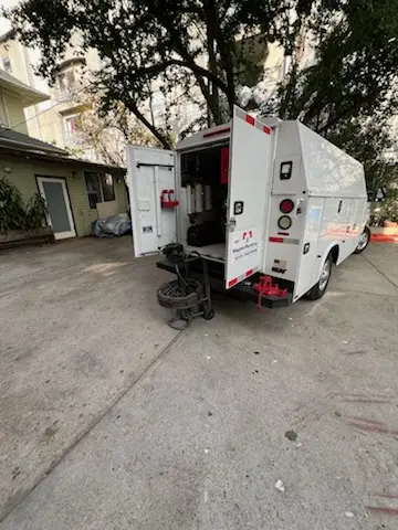 Magnet Plumbing service vehicle on-site for Grease Trap Cleaning in Naranja